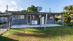 ein kleines blaues Haus mit Garten in der Unterkunft Dog Friendly Holiday House In Bongaree in Bongaree