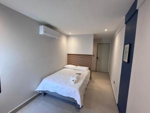 una pequeña habitación de hospital con una cama y un pasillo en Loft 33 en Monterrey