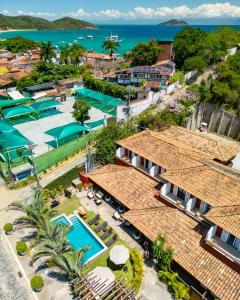 uma vista aérea de um resort com piscina e oceano em Riviera Búzios Hotel em Búzios