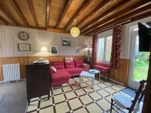 - un salon avec un canapé rouge et une table dans l'établissement Semi-detached house Etretat - NMD01100d-L, à Étretat