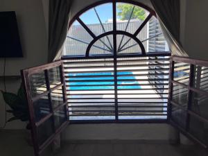 uma porta aberta com vista para uma piscina exterior em Casa Manila ALBERCA TERRAZA Y ACCESO A PLAYA em Bahía Kino