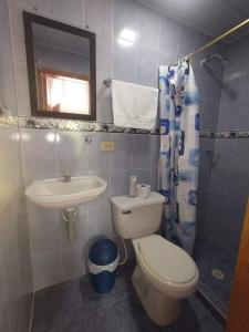 La salle de bains est pourvue de toilettes et d'un lavabo. dans l'établissement Casa Hostal M&M, à Norcasia
