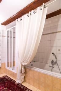 Koupelna v ubytování La Maison des Tanneurs + 70 fotografií