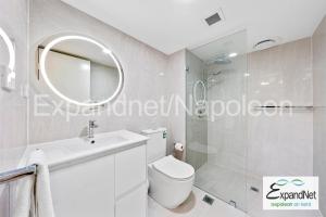 雪梨的住宿－拿破崙肯特酒店，带淋浴、卫生间和镜子的浴室