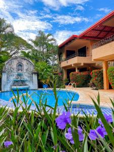 un complejo con piscina y un edificio en Hotel Costa Coral en Tambor