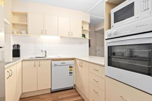 Kuchyň nebo kuchyňský kout v ubytování Windward Apartments