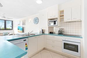 Kuchyň nebo kuchyňský kout v ubytování Windward Apartments