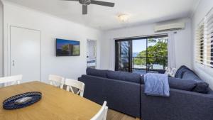 Modern Unit With Penthouse Views的休息区