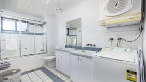 Modern Unit With Penthouse Views的一间浴室