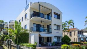 邦加里Modern Unit With Penthouse Views的带阳台和棕榈树的白色建筑