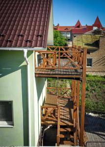 Green Town Apartment في Chortkiv: اطلالة علوية على شرفة وسطح خشبي