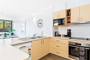 Kuchyň nebo kuchyňský kout v ubytování Windward Apartments