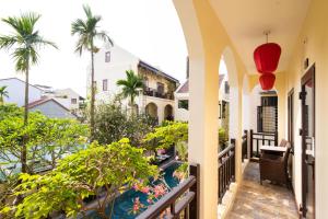 una vista dal balcone di una casa di Little Town Villa a Hoi An