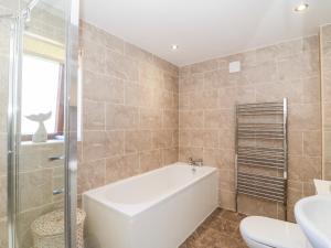 ein Badezimmer mit Badewanne, Toilette und Waschbecken in der Unterkunft Lookout in Weymouth + 30 Fotos