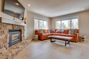 uma sala de estar com um sofá e uma lareira em Breckenridge Condo with Balcony and Resort Amenities em Breckenridge