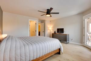 um quarto com uma cama e uma ventoinha de tecto em Breckenridge Condo with Balcony and Resort Amenities em Breckenridge