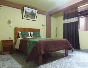 una camera da letto con un letto e una finestra di Hostal Pablo's House a Machu Picchu