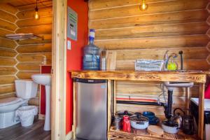 una pequeña cocina con encimera y fregadero en The Raven's Nest Resort & Campground, en Fairmont Hot Springs