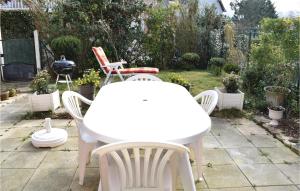 Κήπος έξω από το 2 Bedroom Amazing Home In Dives-Sur-Mer
