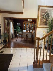 un soggiorno con tavolo e sala da pranzo di Quiet and spacious Room1 a Bolingbrook
