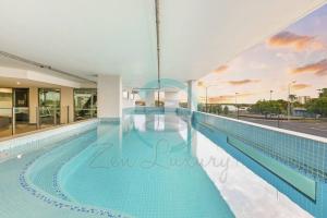 una gran piscina en un edificio en ZEN At ARRAY: 2BR Retreat in CBD en Darwin