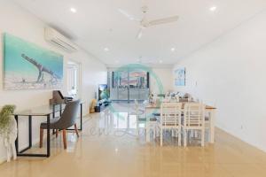 comedor y sala de estar con mesa y sillas en ZEN At ARRAY: 2BR Retreat in CBD en Darwin