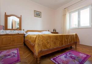 1 dormitorio con cama, lavabo y espejo en Guest House Kate, en Mlini