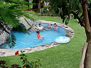 un grupo de personas en una piscina en Casa Hotel Mamaluna, en Lunahuaná