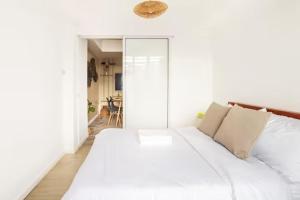 1 dormitorio blanco con 1 cama blanca grande en Sabrina's Crib Apartment 2BR by Azure Residences Near Airport, en Manila