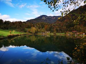 un lago en medio de un valle con montañas en Haus Edelweiß, en Unterwossen