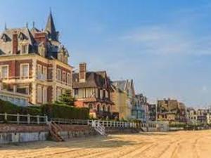 een groep huizen op een straat met een onverharde weg bij Appartement Trouville-sur-Mer, 3 pièces, 4 personnes - FR-1-712-18 in Trouville-sur-Mer