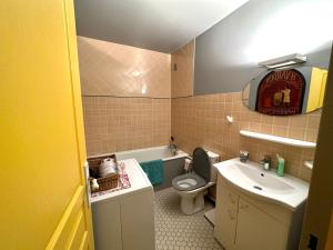 Kúpeľňa v ubytovaní Studio avec jardin, terrasse et parking à Trouville - FR-1-712-34