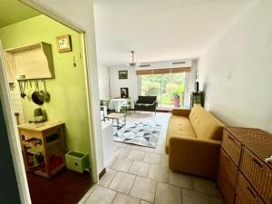 Posedenie v ubytovaní Studio avec jardin, terrasse et parking à Trouville - FR-1-712-34