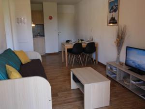 Televízia a/alebo spoločenská miestnosť v ubytovaní Appartement T2 avec Balcon, Parking et WiFi - Proche Thermes et Centre ville, 4 pers. - FR-1-313-222 + 6 fotografií