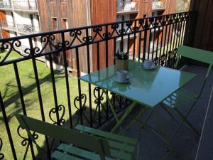 Balkón alebo terasa v ubytovaní Appartement T2 avec Balcon, Parking et WiFi - Proche Thermes et Centre ville, 4 pers. - FR-1-313-222