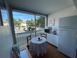 Kuchyňa alebo kuchynka v ubytovaní Appartement 2 pièces avec piscine, proche plage et commodités - Argelès-sur-Mer - FR-1-225-777