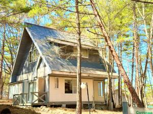 een klein huis midden in het bos bij HOLIDAY VILLA Hotel & Resort KARUIZAWA in Tsumagoi
