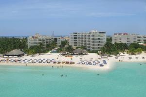 Una vista aérea de Ixchel Beach Hotel