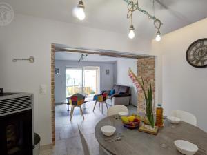 kuchnia i salon ze stołem i krzesłami w obiekcie Gîte confort à Balbigny : 2 chambres, terrasse, jeux, équipements modernes, charges incluses - FR-1-496-282 w mieście Balbigny +18 zdjęć