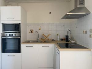 Kuchyňa alebo kuchynka v ubytovaní Appartement avec WIFI et Vue Mer, Plage de Trestraou à Perros-Guirec - FR-1-368-384 + 13 fotografií