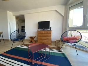 Televízia a/alebo spoločenská miestnosť v ubytovaní Appartement avec WIFI et Vue Mer, Plage de Trestraou à Perros-Guirec - FR-1-368-384