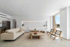 Posedenie v ubytovaní Villa Thalassa, Beachfront, Private Pool & Sunset Views by Explore Andros