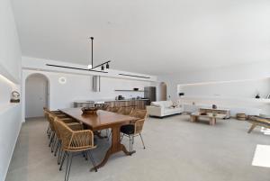 Posedenie v ubytovaní Villa Thalassa, Beachfront, Private Pool & Sunset Views by Explore Andros