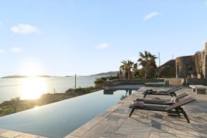 Bazen u objektu Villa Thalassa, Beachfront, Private Pool & Sunset Views ili u blizini