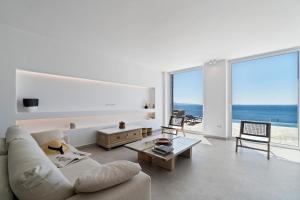 Posedenie v ubytovaní Villa Thalassa, Beachfront, Private Pool & Sunset Views by Explore Andros