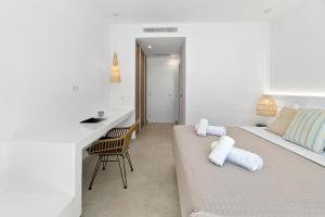 Posteľ alebo postele v izbe v ubytovaní Villa Thalassa, Beachfront, Private Pool & Sunset Views by Explore Andros