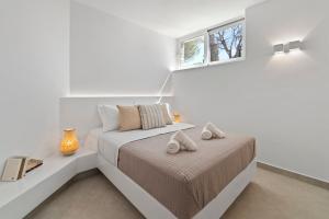 Posteľ alebo postele v izbe v ubytovaní Villa Thalassa, Beachfront, Private Pool & Sunset Views by Explore Andros