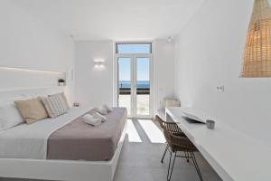 Posteľ alebo postele v izbe v ubytovaní Villa Thalassa, Beachfront, Private Pool & Sunset Views by Explore Andros