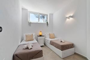 Posteľ alebo postele v izbe v ubytovaní Villa Thalassa, Beachfront, Private Pool & Sunset Views by Explore Andros