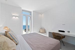 Posteľ alebo postele v izbe v ubytovaní Villa Thalassa, Beachfront, Private Pool & Sunset Views by Explore Andros